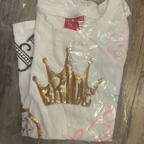 NWT QUEEN OF SPARKLES bride all over tee top in white - size M - Picture 3 of 9